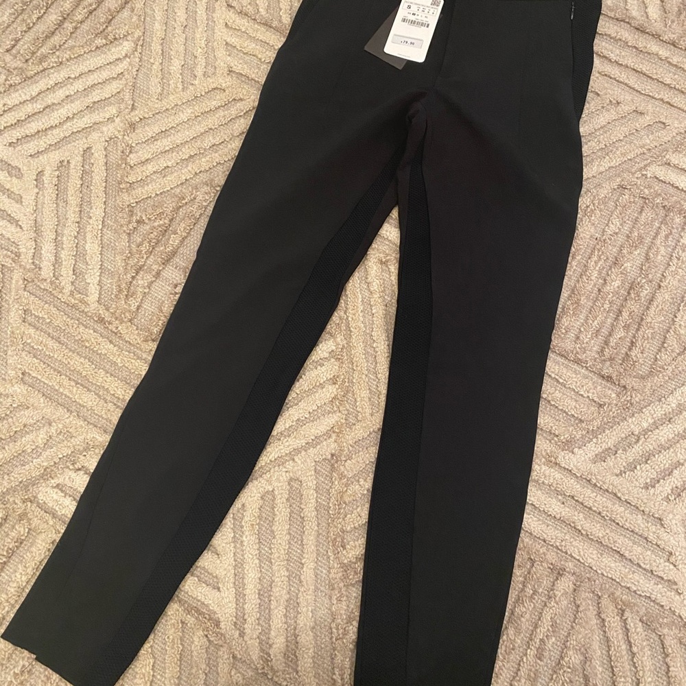 Black pencil pant. Honeycomb detail & zip ankle.